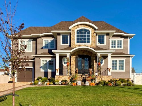 141 Sequams Lane W, Islip, NY, 11795 | Card Image