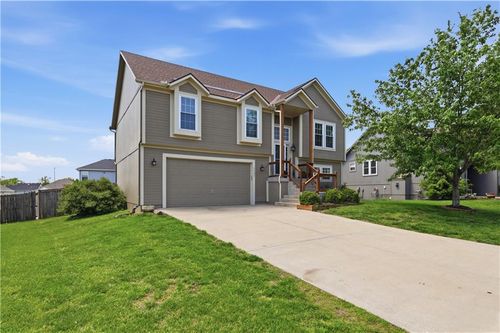 1131 S 12th St, Louisburg, KS, 66053-8404 | Card Image