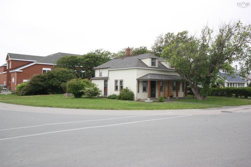 31 Hall St, Lockeport, NS, B0T1L0 | Card Image