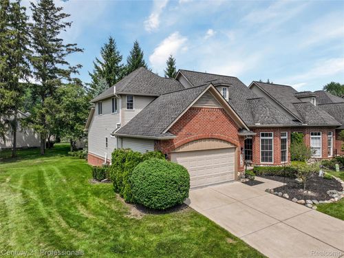 5540 River Park Dr, Waterford, MI, 48327-4703 | Card Image