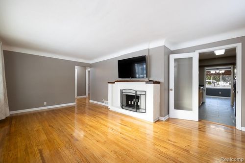 743 E Liberty St, Milford, MI, 48381-2056 | Card Image