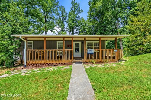 2106 Hickory Manor Rd, Pigeon Forge, TN, 37862-7143 | Card Image