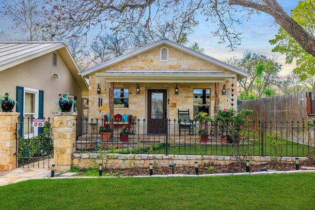 202 S Bowie St, Home with 5 bedrooms, 6 bathrooms and 1 parking in Fredericksburg TX | Image 37