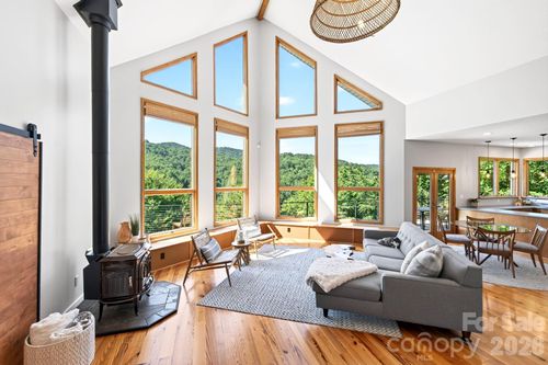 9 Bees Mountain Dr, Asheville, NC, 28804-9116 | Card Image
