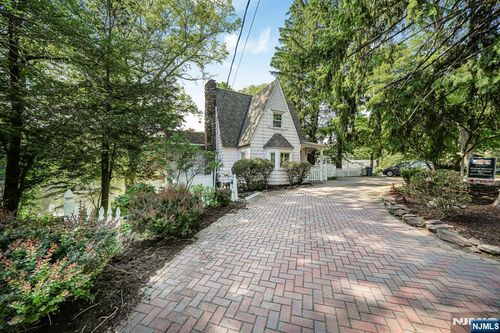 716 Colonial Rd, Franklin Lakes, NJ, 07417-1202 | Card Image