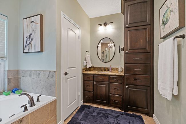 Double sinks in the primary bathroom. | Image 21