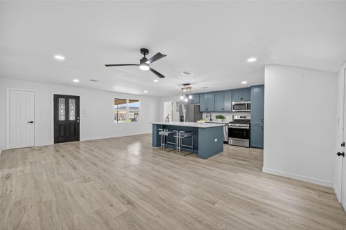 5719 Southwind St, Houston, TX, 77033-2027 | Card Image