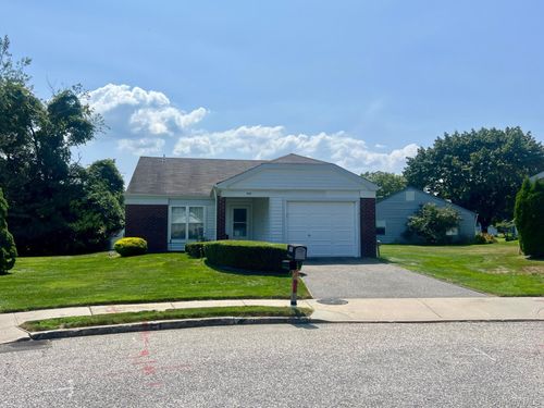 379-379 Larchmont Ct, Ridge, NY, 11961-2001 | Card Image