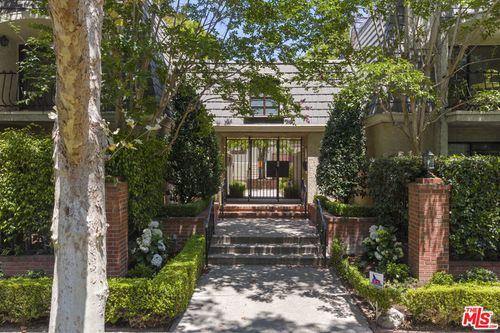 648 Wilcox Ave, Los Angeles, CA, 90004-1113 | Card Image