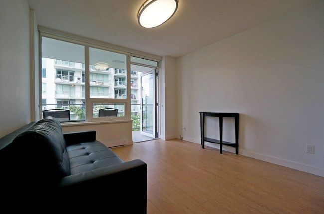 705 - 988 988 Quayside Drive, Condo with 3 bedrooms, 2 bathrooms and 2 parking in New Westminster BC | Image 2