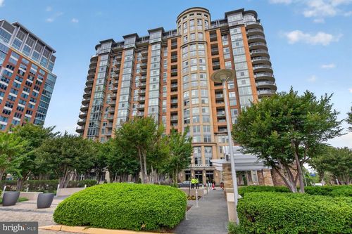 719-8220 Crestwood Heights Dr, MCLEAN, VA, 22102-3132 | Card Image