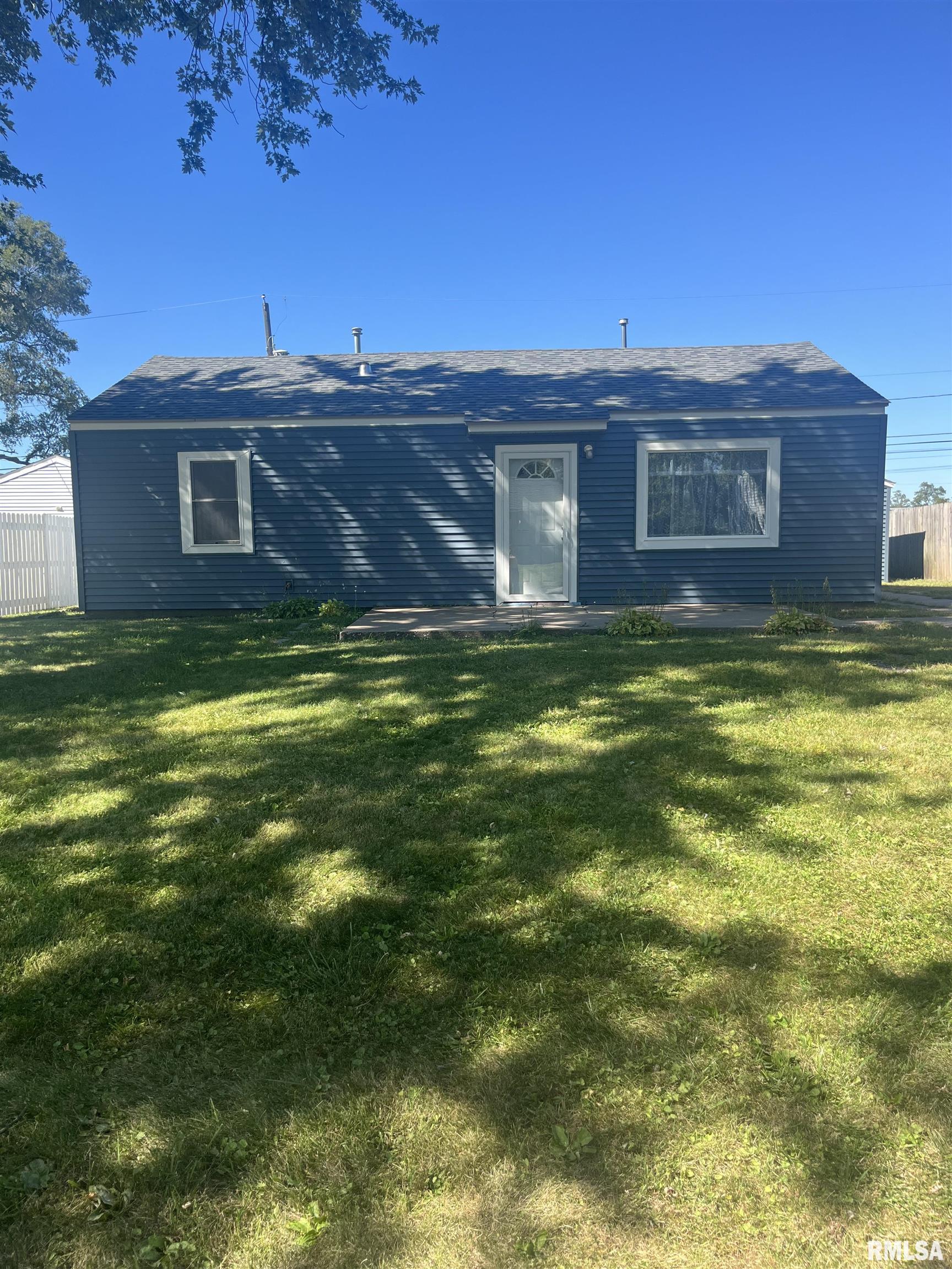 Pine St, Davenport, IA 52806