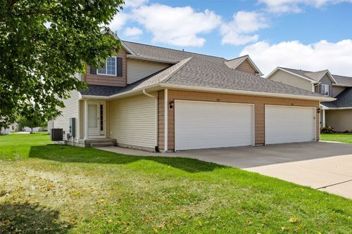 1019 Acacia Dr Ne, Cedar Rapids, IA, 52402-6766 | Card Image