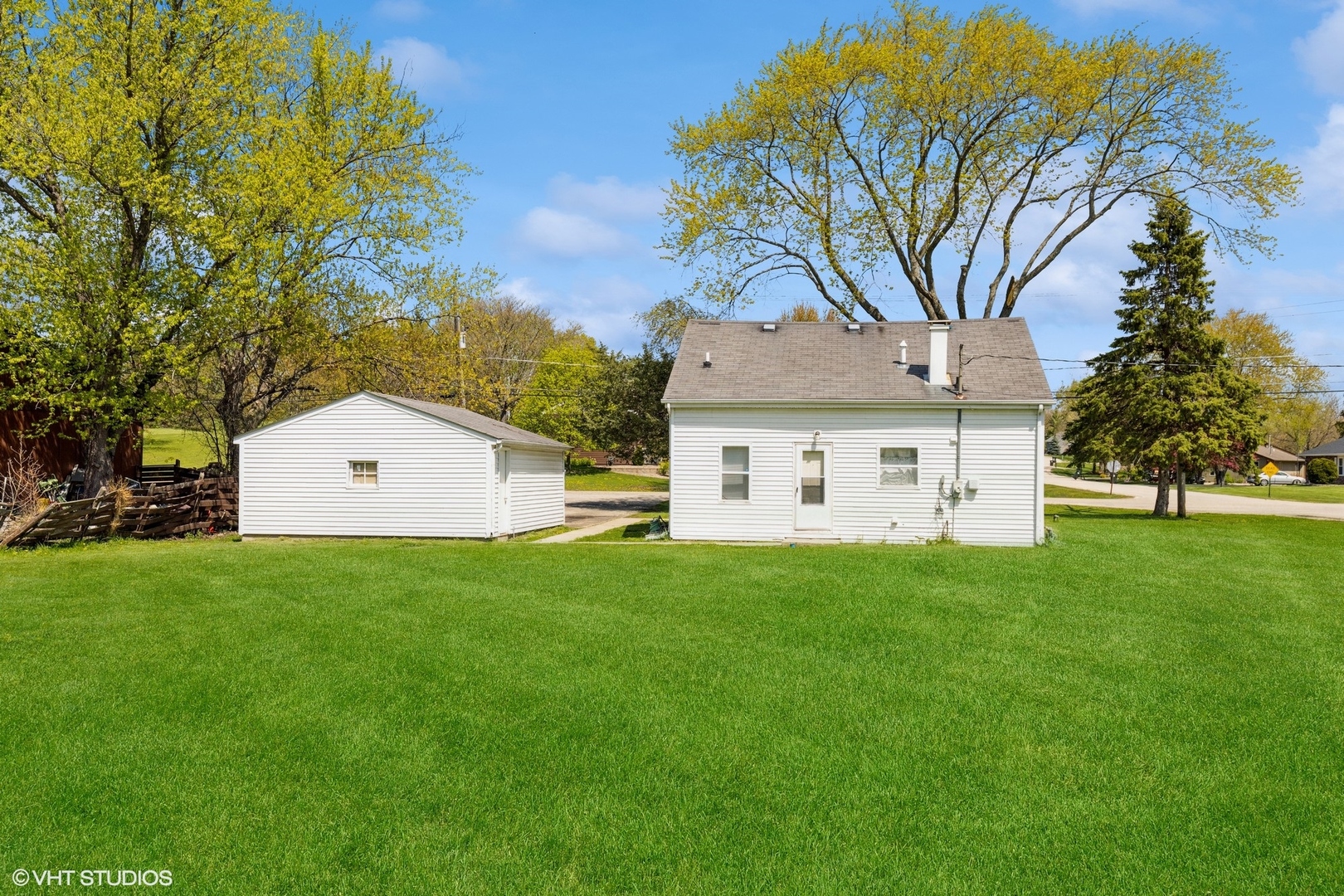 24087 W Beach Grove Road, Inactive in Antioch Zoocasa