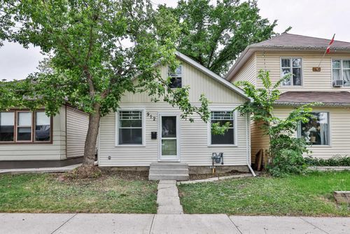 912 8 St S, Lethbridge, AB, T1J2K8 | Card Image