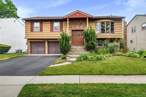 39 Gale Dr, Valley Stream, NY, 11581-3622 | Card Image