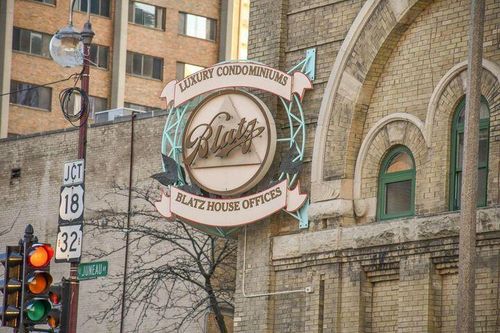 270 E Highland Ave, MILWAUKEE, WI, 53202-6635 | Card Image
