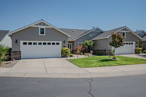 119 Skyhawk Dr, Eagle Point, OR, 97524-9677 | Card Image