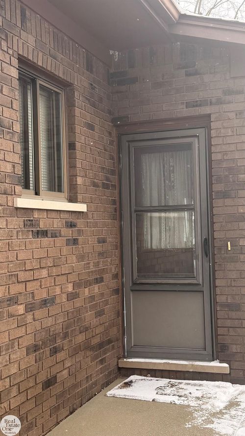 5374 Pointe Dr, East China, MI, 48054-4166 | Card Image