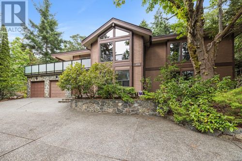 998 Lohbrunner Rd W, Victoria, BC, V8X4K3 | Card Image