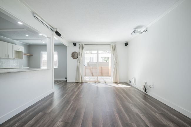 109 - 14153 104 Avenue, Townhouse with 2 bedrooms, 1 bathrooms and 1 parking in Surrey BC | Image 2