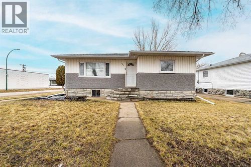 401 Broadway Ave E, Redcliff, AB, T0J2P0 | Card Image