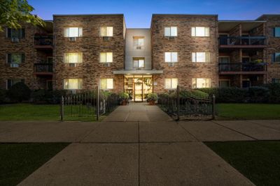 208N - 420 Home Avenue, Condo with 1 bedrooms, 1 bathrooms and 1 parking in Oak Park IL | Image 2