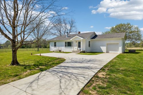 570 W Piney Rd, Dickson, TN, 37055-4045 | Card Image