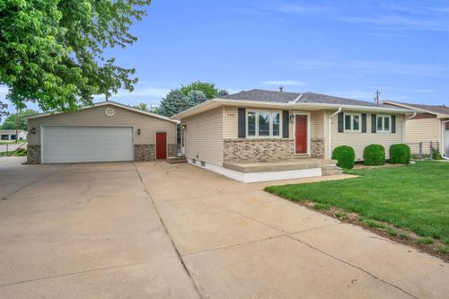 1304 E 33rd Dr, Kearney, NE, 68847-3827 | Card Image