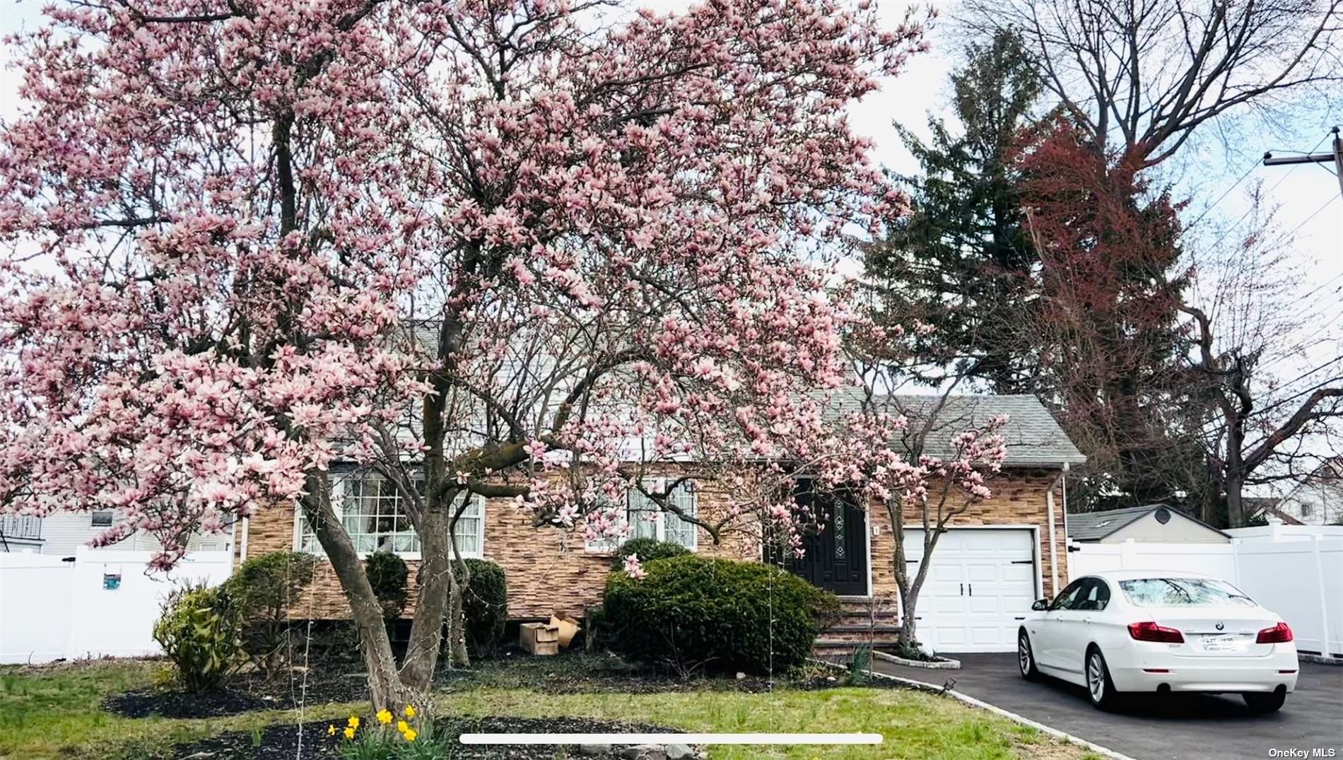 Miller Pl, Syosset, NY 11791