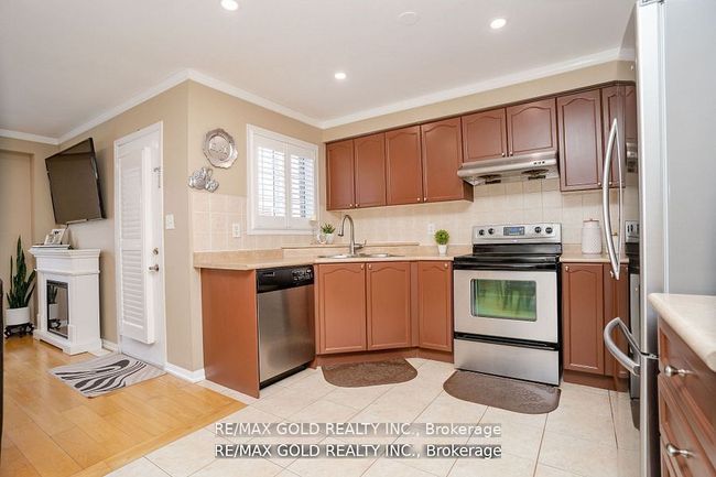 34 Jingle Cres, House attached with 4 bedrooms, 4 bathrooms and 2 parking in Brampton ON | Image 12