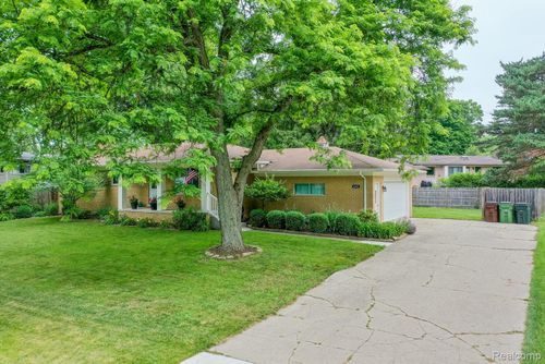 6255 Candler Dr, Shelby Township, MI, 48316-3227 | Card Image