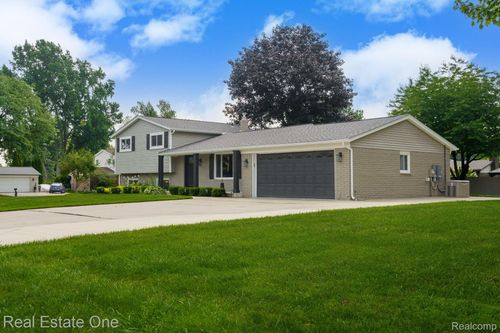 9545 Crown Ridge Dr, White Lake, MI, 48386-2305 | Card Image