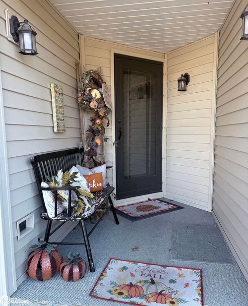 2304 Ridgeway Ave, Oskaloosa, IA, 52577-9109 | Card Image