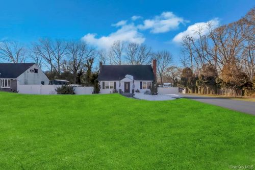 24 New Ln, Selden, NY, 11784-3304 | Card Image