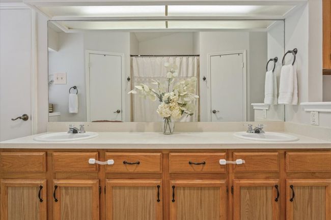 Dual vanities in primary bath | Image 18