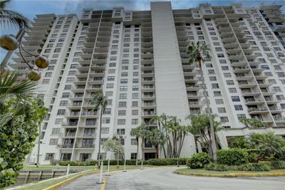 211 - 18151 Ne 31st Ct, Condo with 1 bedrooms, 1 bathrooms and null parking in Aventura FL | Image 1