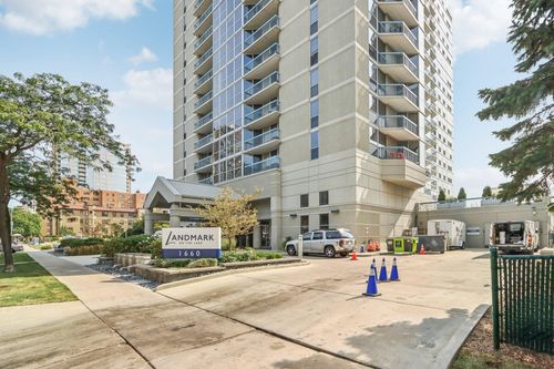 1660 N Prospect Ave, Milwaukee, WI, 53202-2400 | Card Image