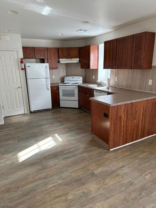 3-471 Pompton Ave, Cedar Grove, NJ, 07009-1821 | Card Image