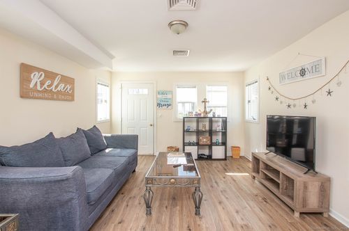 1-85 Melba St, Milford, CT, 06460-7438 | Card Image