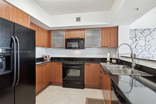 3107 - 16699 Collins Ave, Condo with 2 bedrooms, 2 bathrooms and null parking in Sunny Isles Beach FL | Image 5