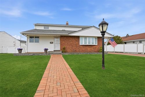 22 Randal Dr, Bethpage, NY, 11714-6112 | Card Image