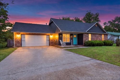 610 Main St, Wagoner, OK, 74467-3326 | Card Image