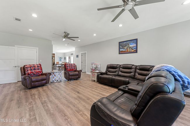 MAIN LIVINGROOM 3 | Image 15