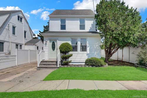 15 Stratford Ave, Williston Park, NY, 11596-1848 | Card Image