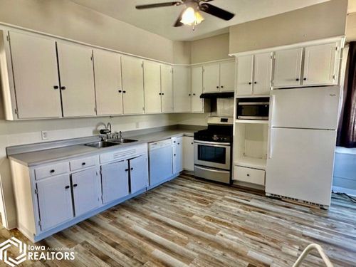 1632 S Central Ave, Burlington, IA, 52601-3727 | Card Image