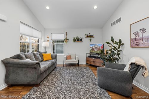 3221 Bessie St, Auburn Hills, MI, 48326-3605 | Card Image