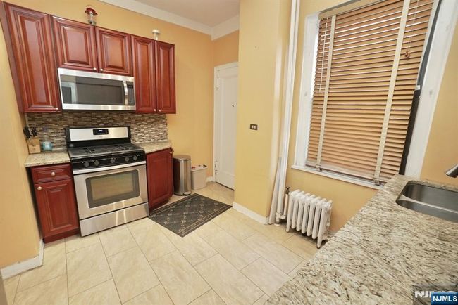 363-37 Mount Prospect, Condo with 3 bedrooms, 2 bathrooms and null parking in Newark NJ | Image 8