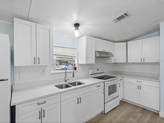 8714 N Meadowview Cir, House other with 2 bedrooms, 2 bathrooms and null parking in Tampa FL | Image 14