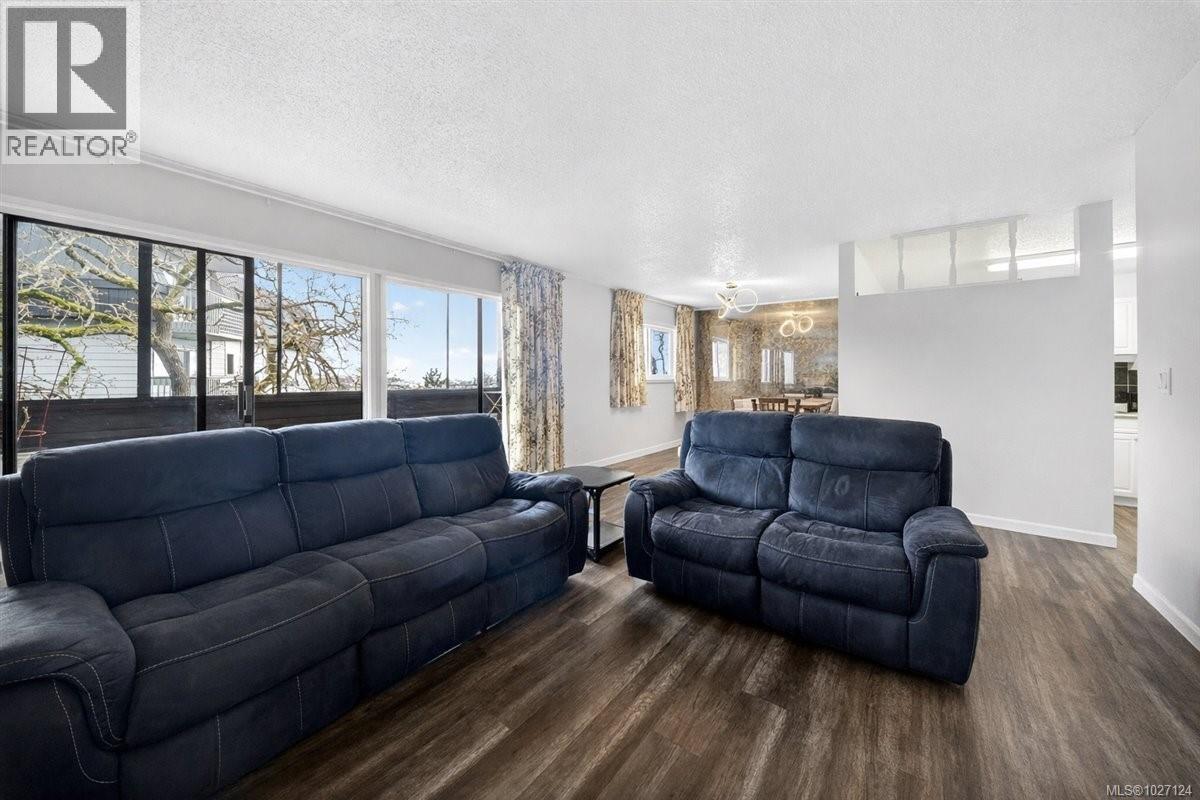 Residential in Esquimalt 4